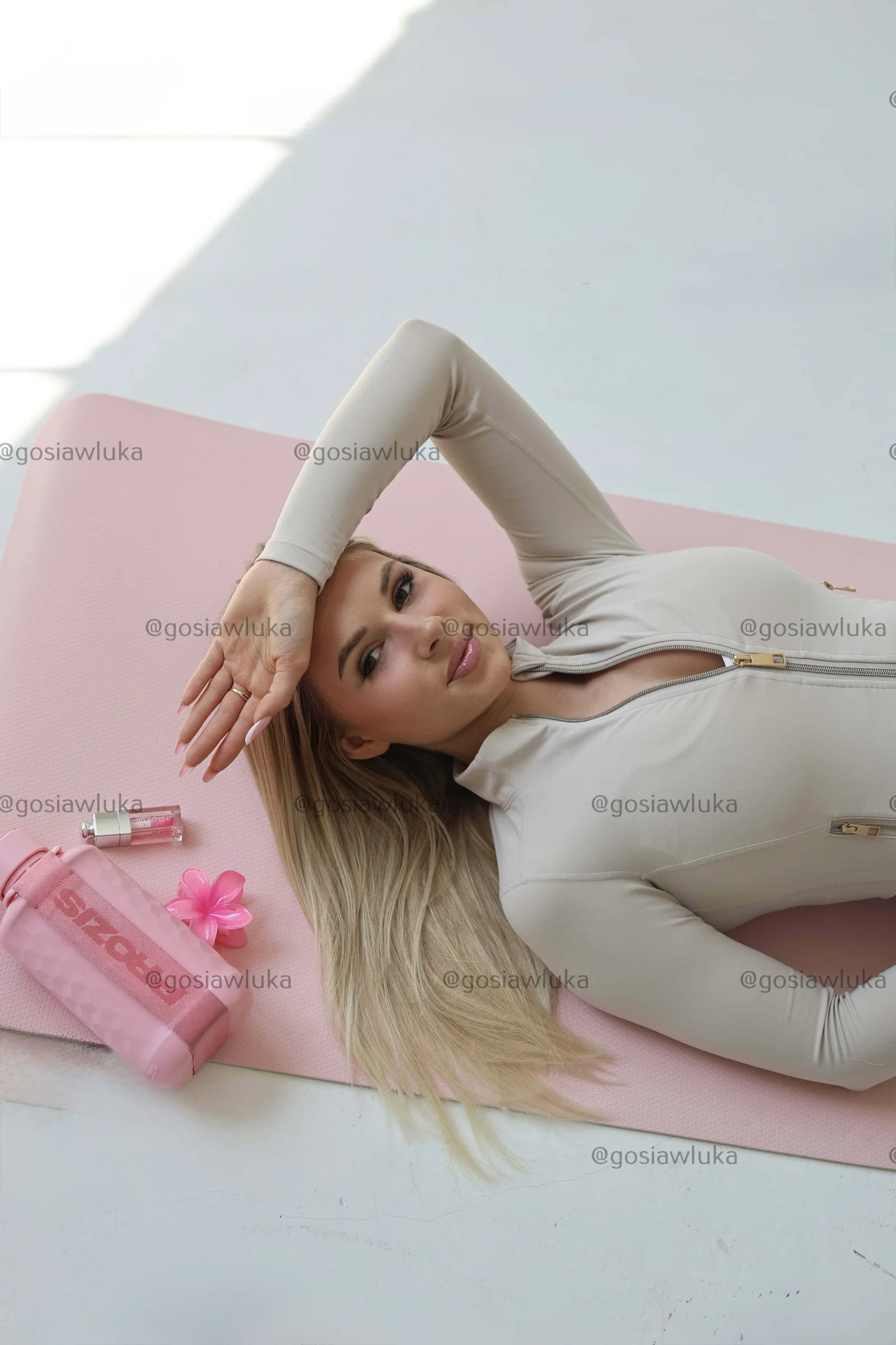 Weronika Fijas podczas rozciągania na macie